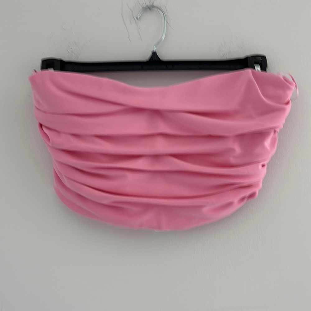Women’s srtaples Slim Fit Ruched Tub Pink Top With Straight Neck. Size L